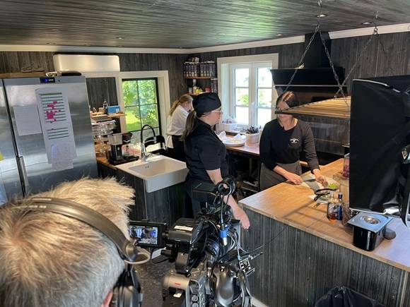 Kokkepersonell filmes i et kjøkken. Foto: Brit Svoen, INN