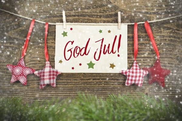 En snor hvor 4 tøyhjerter er festet sammen med et kort hvor det står god jul.