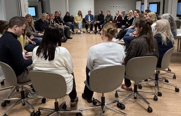 Deltakerne på kommunikasjonsrådgiverstudiet sitter i ring. Foto: Annelise Eng-Øvermo, INN