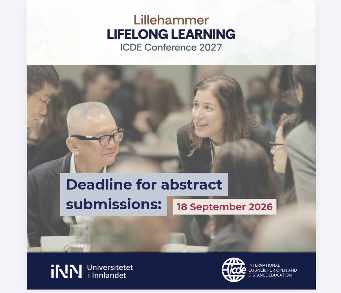 Bilde av plenumssalen hvor det sitter mange mennesker og ser mot lerret fremst i salen på konferansen Lillehammer Lifelong Learning.