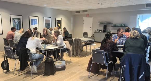 Studenter på innovasjonsskolen som jobber i grupper. Foto: Malin Wulvik, INN