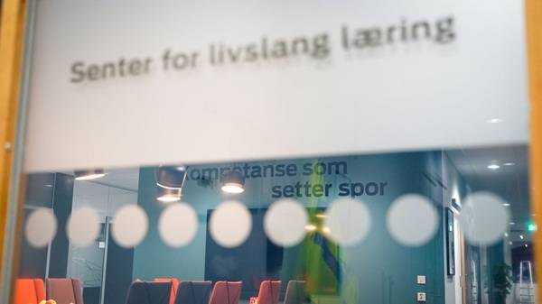 Bilde av skilt hvor det står Senter fro livslang læring.  Foto: Ole Martin Ringlund, INN